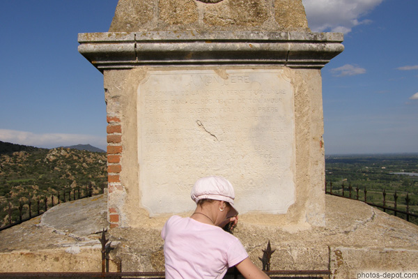photo de Stèle tronant au sommet d'un mont au dessus D'Ille invitant les rares visiteurs à la prière