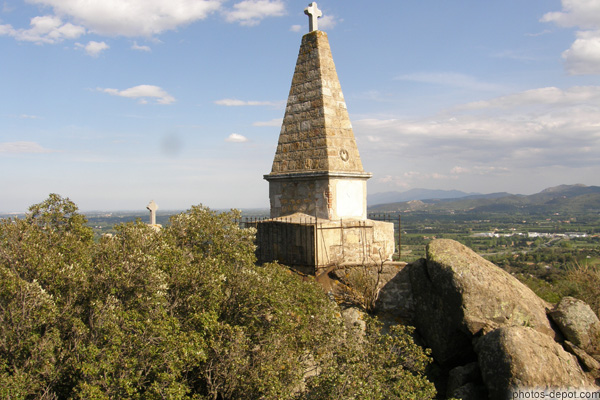 photo de Stèle au dessus de la vallée