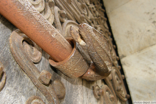 photo de tête de serpent, ferrures porte de l'église