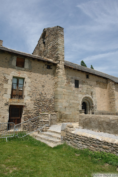 photo de église de Via et maison attenante au clocher