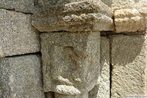 photo de chapiteau sculpté du portail