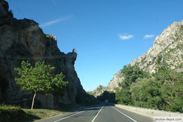 photo de clocher sur rocher surplombe la route