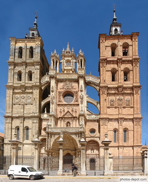 photo de Cathédrale de grès rose de style plateresque Sant Maria