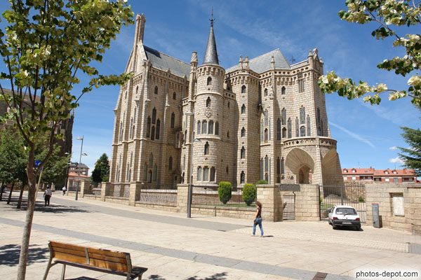photo de Palais épiscopal dessiné par Gaudi