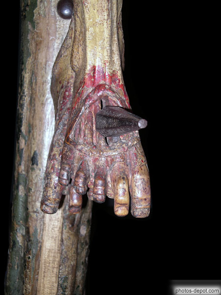 photo de Détail pied transpercé, Dévot Christ de Perpignan, sculpture polychrome en bois de tilleul