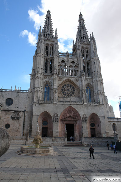 photo de fleches ajourées de Jean de Cologne, facade au décor fleuri