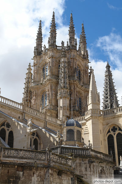 photo de tour aux fines fleches de pierre