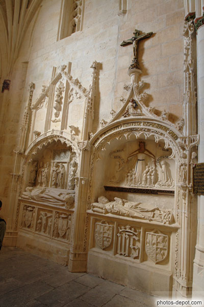 photo de gisants de marbre, bras sud du transept