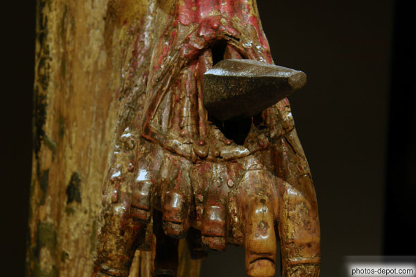 photo de Détail de la peau et la chair rétractée du pied par le clou laisse apparaitre les os ensanglantés, dévot-Christ