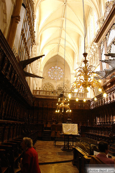 photo de choeur garni de 103 stalles en bois de noyer aux reliefs de scènes de la bible et de l'histoire des saints