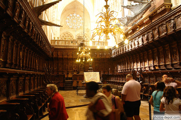 photo de 103 stalles en bois de noyer ornent le choeur