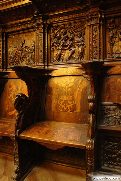photo de stalles en bois de noyer aux reliefs de scènes de la bible et de l'histoire des saints