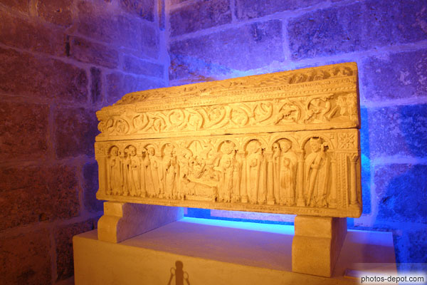 photo de beau sarcophage de pierre