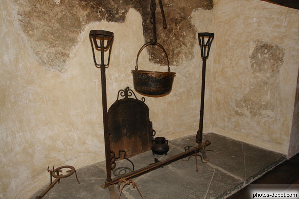 photo de chaudron dans cheminée