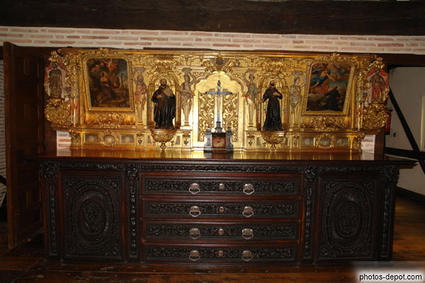 photo d'armoire de bois sculpté, richement décorée