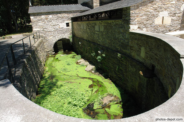 photo de bassin d'eau croupie du moulin