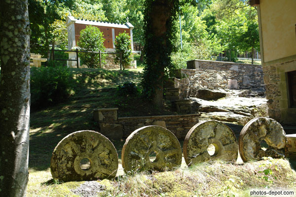 photo de roues de pierre utilisées par le vieux moulin