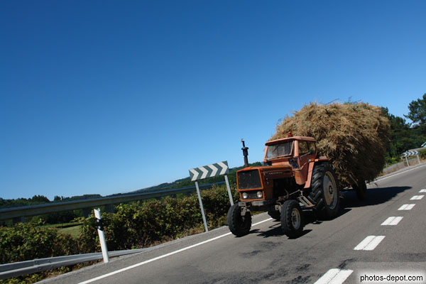 photo de tracteur et charrette à foin
