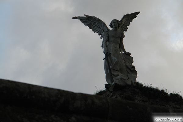 photo d'Ange ailé à l'épée : ange gardien de marbre sculpté par Limona , El Cemeterio