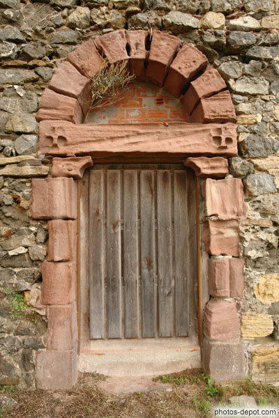 photo d'entrée latérale du cimetière