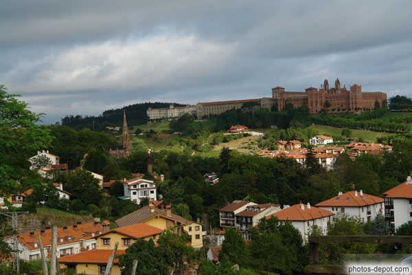 photo d'Université pontificale au sommet de la colline