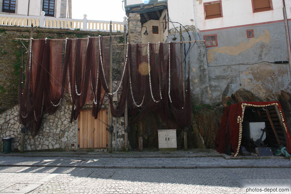 photo de filets suspendus sèchant