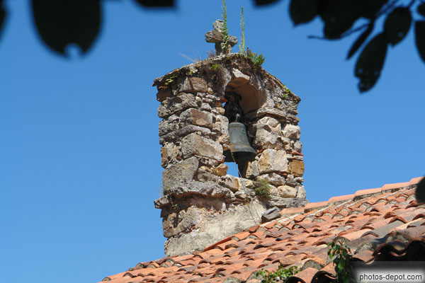photo de clocher simple, ermitage de San Emeterio