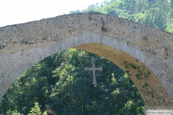 photo de croix de la Victoire de 722 à la Bataille de Covadonga, considérée comme la début de la Reconquista