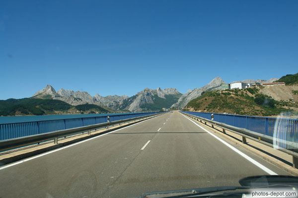 photo de pont traversant le lac