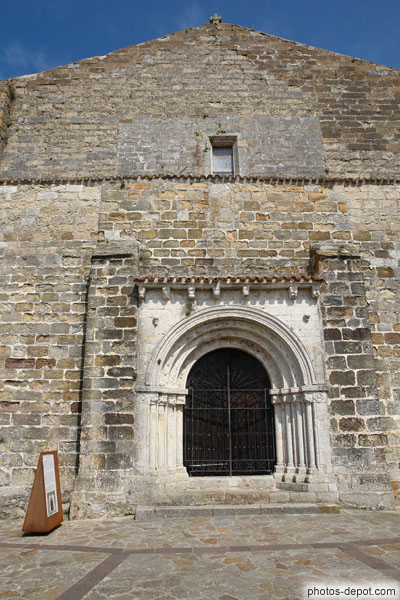 photo de Puerta del Poder : porte du pouvoir à 3 archivoltes sculptées, surmontée de têtes sur modillons