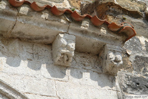 photo de personnages en couples sur modillons