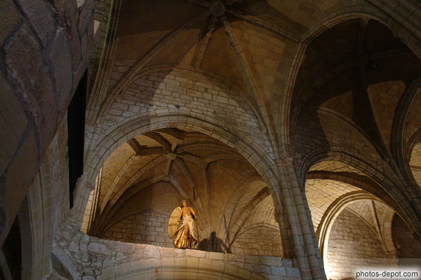 photo d'Ange trônant sur une arche romane