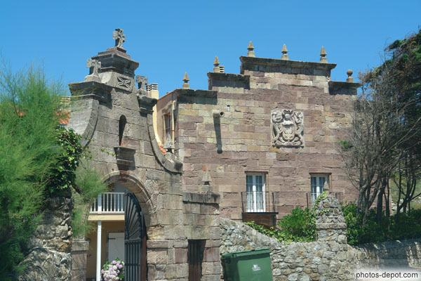 photo de portail, maison à pignons et blason