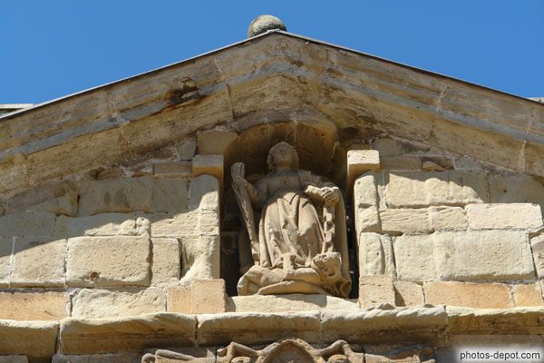 photo de Sainte Julienne, martyr, trônant au sommet de la collégiale