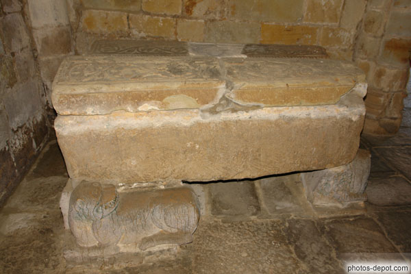 photo de sarcophage reposant sur lions de pierre