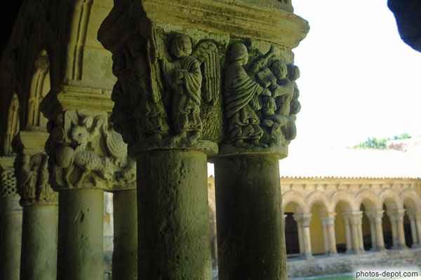 photo d'anges et prélats bénissants sculptés sur chapiteaux du cloître