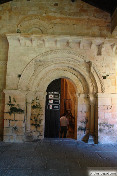 photo de Portail de marbre, accès à l'église depuis le cloître