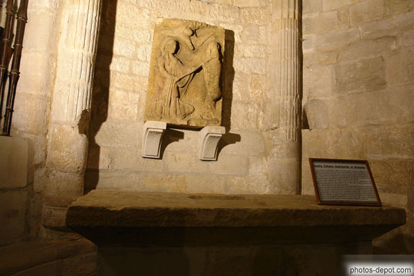 photo de Bas relief représentant sainte Julienne dominant le démon