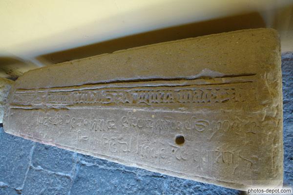 photo de Sarcophage aux inscriptions mauresques