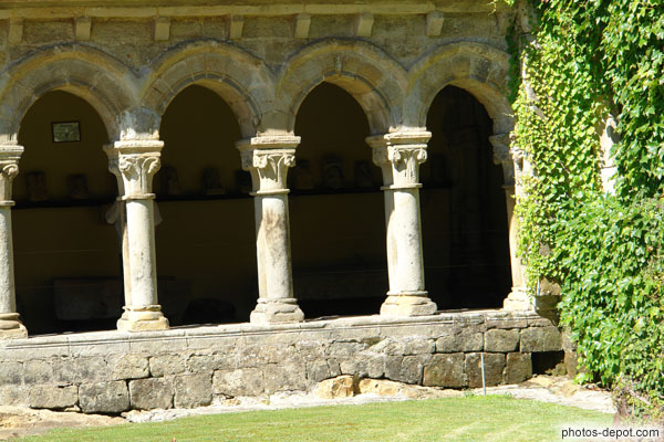 photo de colonnes etarches du cloître