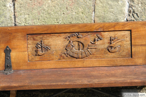 photo de bateaux à voile sculptés sur banc de bois