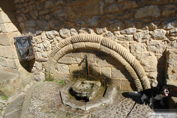 photo de petite fontaine à arche de pierre