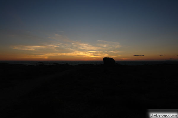 photo de chemin dans la grève et rocher devant la mer au coucher du soleil