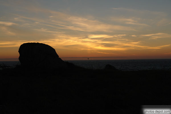 photo de rocher au coucher du soleil