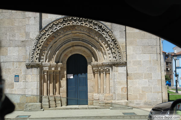 photo de portail roman a trois arcatures