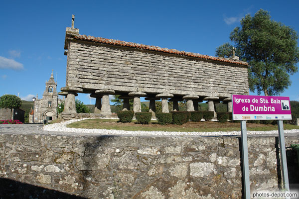 photo d'horreo et église de Sta Baia