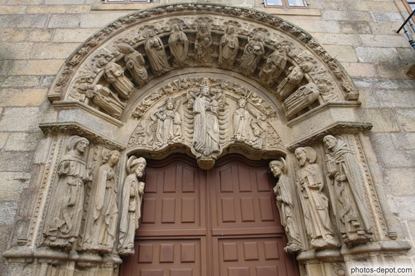photo d'apôtres surmontés par la Vierge à l'enfant au tympan du portail