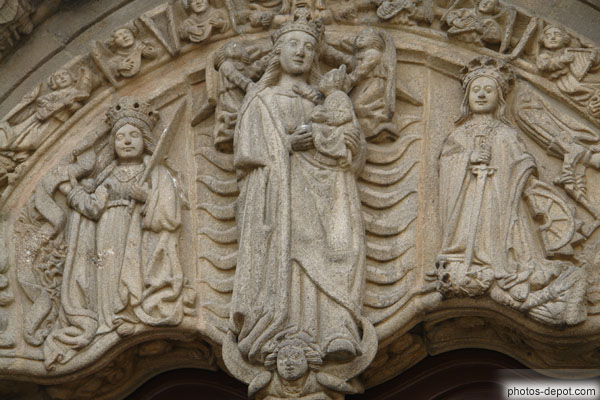 photo de Vierge couronnée à l'enfant au tympan du portail