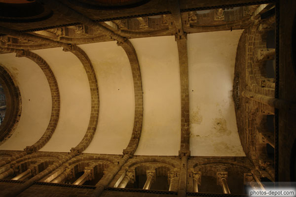 photo de Voute plein cintre de la cathédrale romane, à l'intérieur de la cathédrale baroque