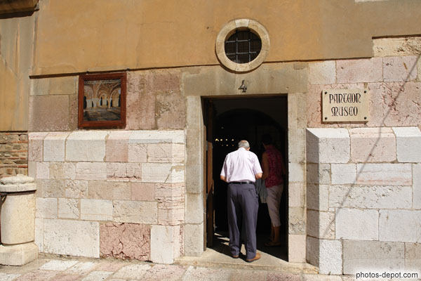 photo d'entrée du musée et du panthéon des rois et reines de Leon